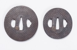 A PAIR OF DAISHO WITH FLOWER PATTERN | Galerie Zacke

Japan
19th century
HEIGHTS 7,3 and 6,4 CM
 ...