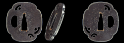 On a Mokkou gata tsuba, there are amida yasuri engraved. The rim is covered with silver.