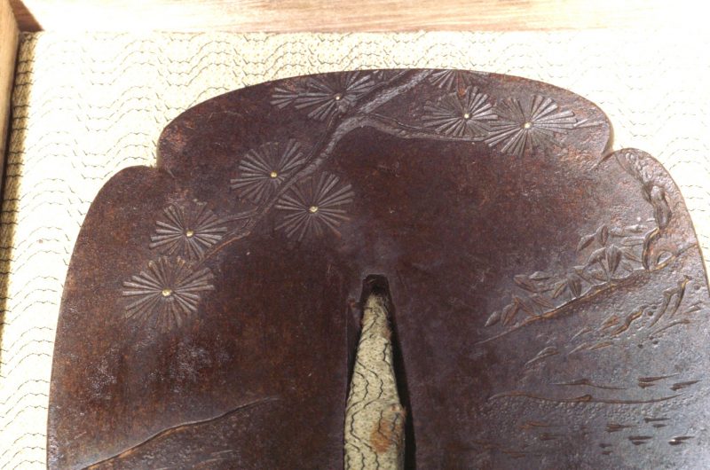 趙雲子竜図の鉄鍔・・・・
時代は若そうですが、好きな大鍔です。・・・（　＾ω＾）・・・

An iron fi ...