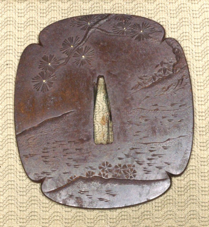 趙雲子竜図の鉄鍔・・・・
時代は若そうですが、好きな大鍔です。・・・（　＾ω＾）・・・

An iron fi ...