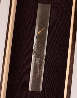 立鶴図小柄　安達幽斎　Yusai　Kozuka

Standing Crane Design Kozuka, Signed “Adachi Yūsai ...