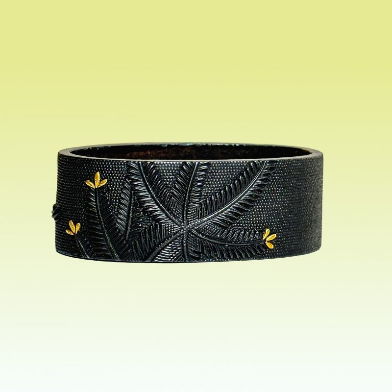 1744-1801 ( Edo period)

Tokubetsu Hozon

This is a magnificent fuchi made of shakudo, featuring ...