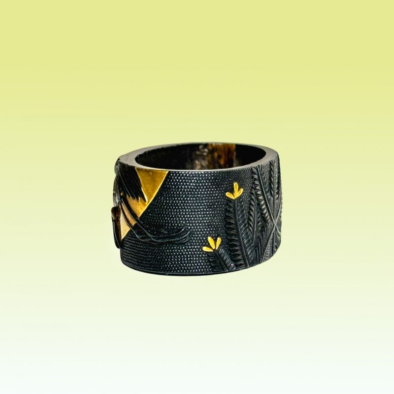 1744-1801 ( Edo period)

Tokubetsu Hozon

This is a magnificent fuchi made of shakudo, featuring ...
