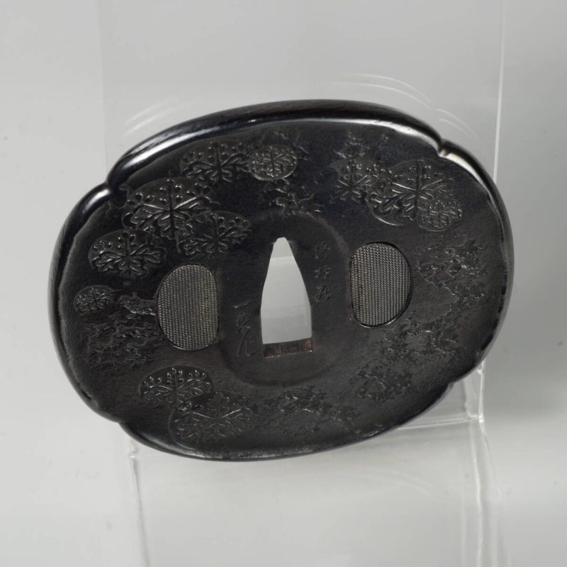 後藤一乗 の鍔
  
77 x 71 x 4 mm

特別保存刀装具

銘：洛北居一乗作

後藤一乗は、刀装具の世界で名 ...