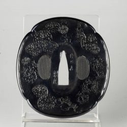 後藤一乗 の鍔
  
77 x 71 x 4 mm

特別保存刀装具

銘：洛北居一乗作

後藤一乗は、刀装具の世界で名 ...