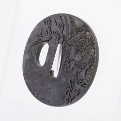 四分一地に巧みな鏨使いで獅子を片切彫りで表した作品。表の堂々たる獅子に、裏の躍動感溢れる獅子が見 ...