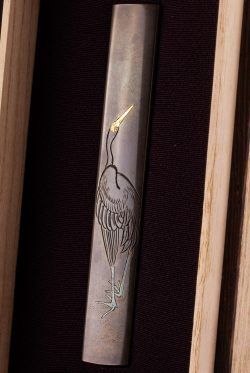 立鶴図小柄　安達幽斎　Yusai　Kozuka

Standing Crane Design Kozuka, Signed “Adachi Yūsai ...