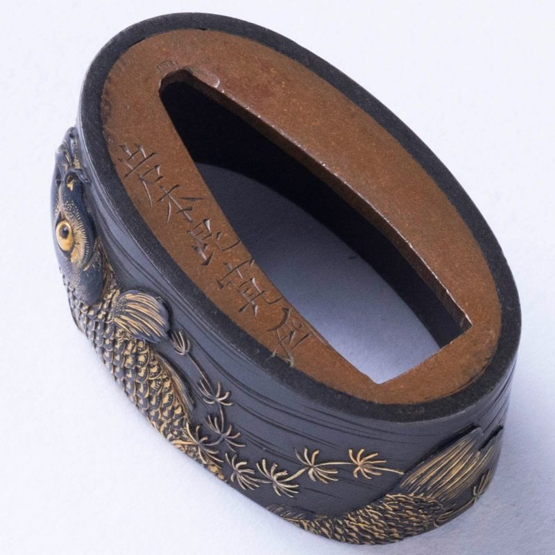 大刀剣市出品予定品
題目 藻鯉図縁頭
Title  Mo koi zu fuchikashira
銘  岩本昆寛(花押)
Sign ...