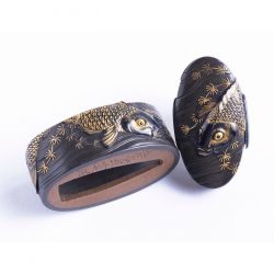 大刀剣市出品予定品
題目 藻鯉図縁頭
Title  Mo koi zu fuchikashira
銘  岩本昆寛(花押)
Sign ...