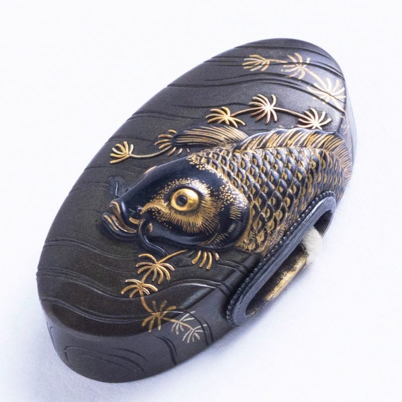 大刀剣市出品予定品
題目 藻鯉図縁頭
Title  Mo koi zu fuchikashira
銘  岩本昆寛(花押)
Sign ...