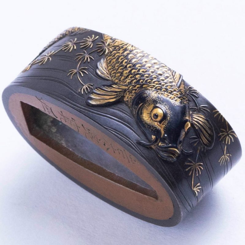 大刀剣市出品予定品
題目 藻鯉図縁頭
Title  Mo koi zu fuchikashira
銘  岩本昆寛(花押)
Sign ...