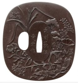 江戸後期　長門国萩
鉄地角丸形高彫
縦七六･五㍉　
横七〇･四㍉　
切羽台厚さ四･八㍉　
特製落込桐箱入 ...