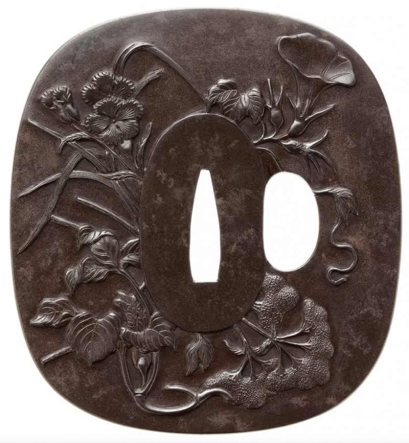 江戸後期　長門国萩
鉄地角丸形高彫
縦七六･五㍉　
横七〇･四㍉　
切羽台厚さ四･八㍉　
特製落込桐箱入 ...