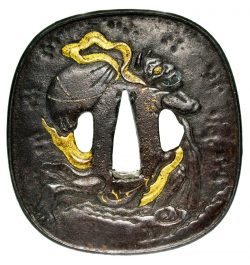 Tsuba [Touryusai-ha Fuujin Raijin-zu][N.B.T.H.K] Hozon Tousougu

Fuujin Raijin-zu Tsuba
鉄地　変 ...