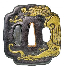 Tsuba [Jingo Ryu-zu Tsuba][N.B.T.H.K] Hozon Tousougu

Ryu-zu Tsuba
葵木瓜形　鉄槌目地　鋤出彫　 ...